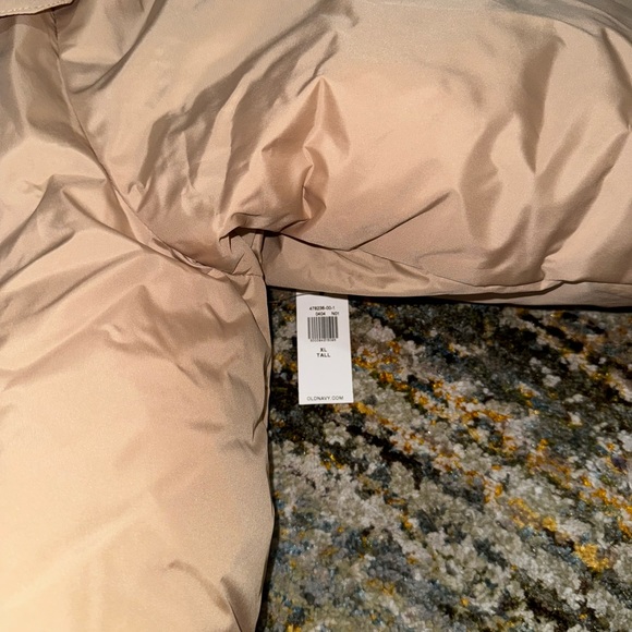 Never worn winter coat runs big - Picture 2 of 3